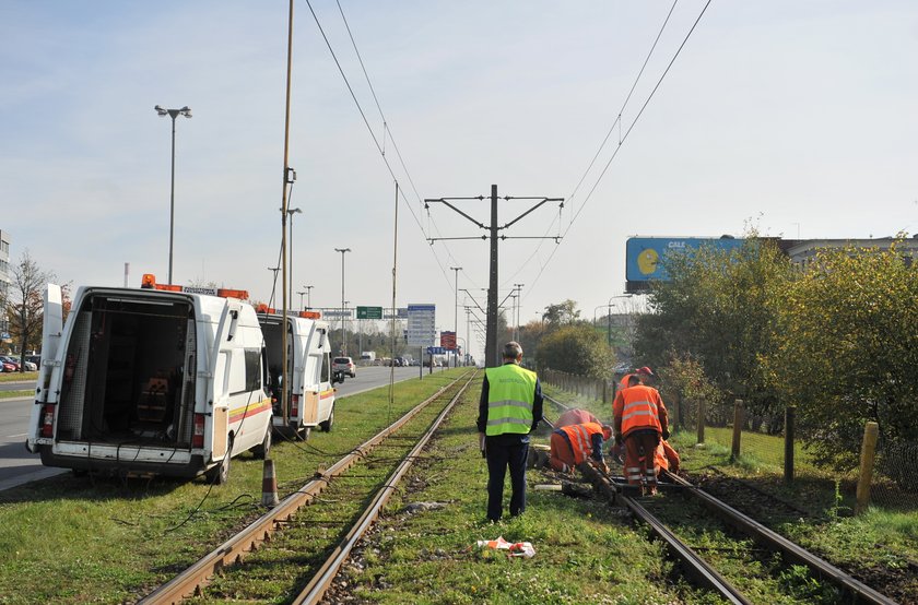 Pęknięte tory tramwajowe na Aleksandrowskiej w Łodzi