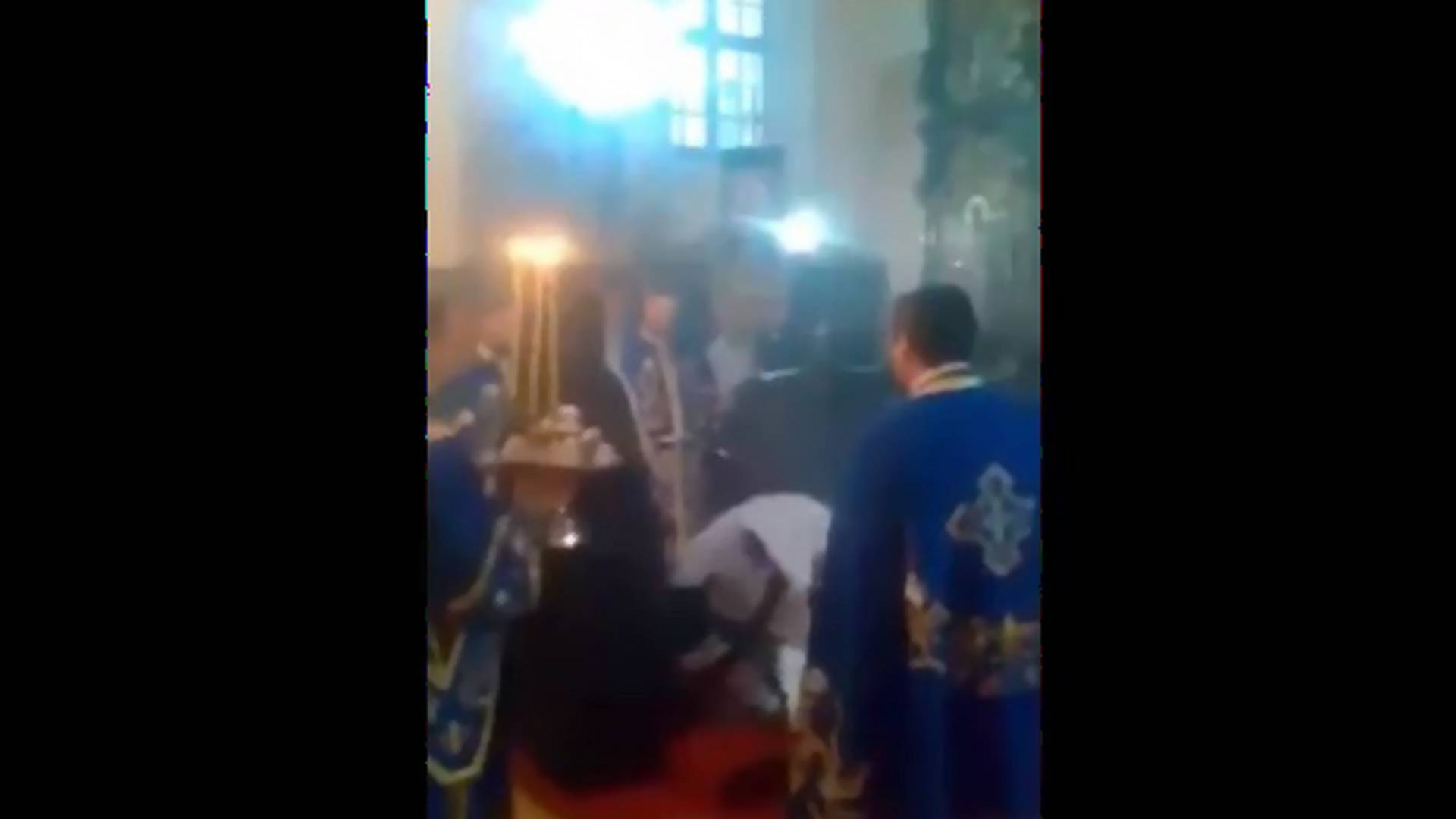 I sveštena lica imaju loše dane - Vladika iz Vojvodine tokom služenja liturgije naleteo na sto, pa ga deganžirao ka oltaru