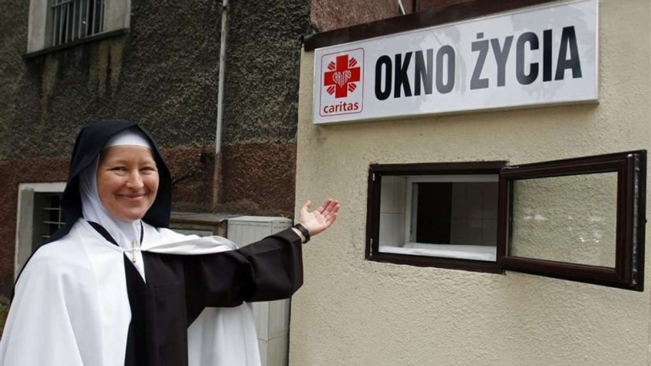 Zakonnice od lat ratują dzieci w Oknie Życia. "Dla tego warto wstawać w środku nocy"