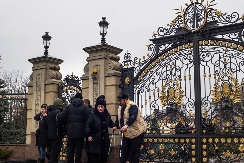 Rezydencja Janukowycza zajmuje powierzchnię 140 ha. Główna brama jest wykonana ze złotych elementów, podobnie jak wiele rzeczy w środku.