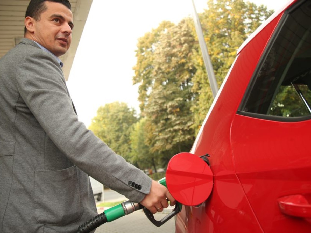 Šta se dešava automobilu ako često vozite sa GORIVOM NA REZERVI: Evo i koliko kilometara možete da pređete kada se UPALI LAMPICA