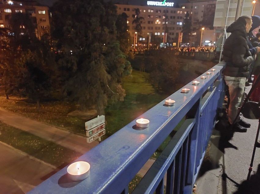Sveće na protestu u Novom Sadu