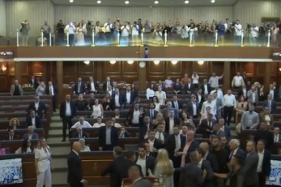 (VIDEO) TOTALNI HAOS U PRIŠTINI, KURTIJA GAĐALI JAJIMA! Prekinuta sednica parlamenta, poslanici ustali da ga brane