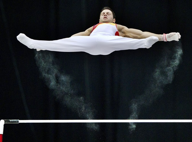 Hiszpański gimnastyk Gomes Javier Fuertes prezentuje swoje umiejętności podczas kwalifikacji do mistrzostw w Rotterdamie