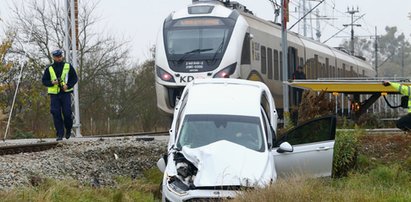 Groza we Wrocławiu. Wjechała wprost pod pociąg. Podróżowała z dwójką dzieci