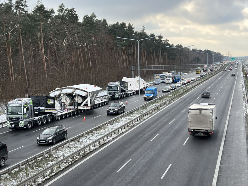 Transport gigantycznej maszyny czeka przed wjazdem do Warszawy na drodze ekspresowej S8 w pobliżu węzła Janki