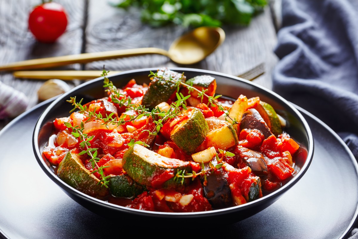 Bigos z cukinii to świetne danie obiadowe na lato