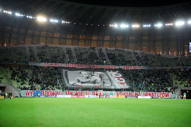 Na mecz tylko z chorągiewką? Policja nie chce transparentów na stadionach