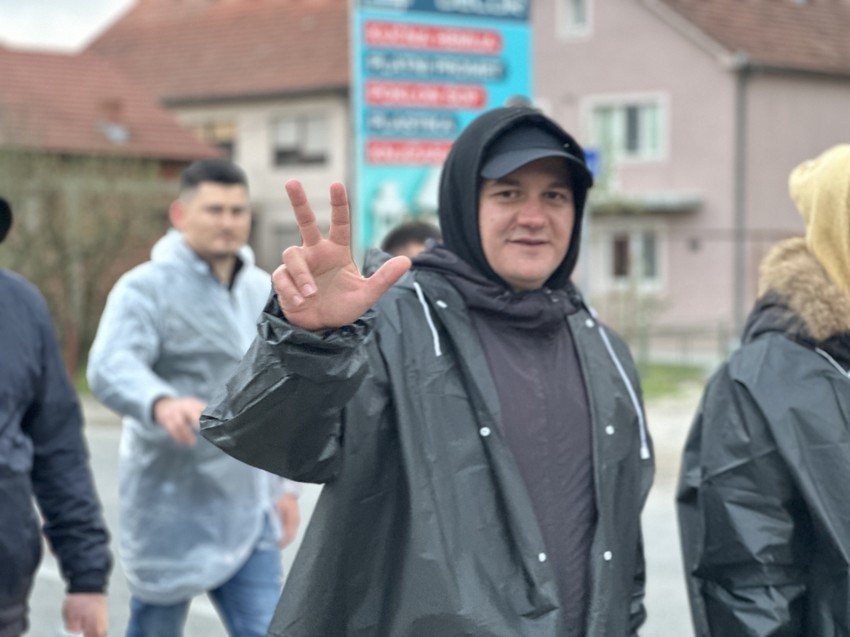 Srbi sa Kosova koji pešače do Beograda stigli u Kraljevo