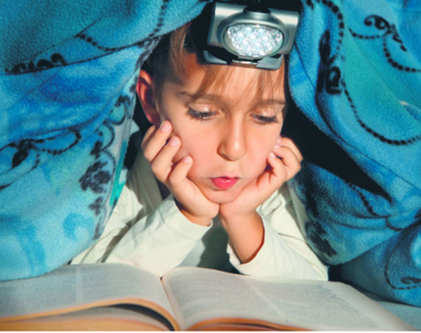 Gdyby czytanie w złym świetle psuło wzrok, ludzkość byłaby ślepa. Fot. Shutterstock