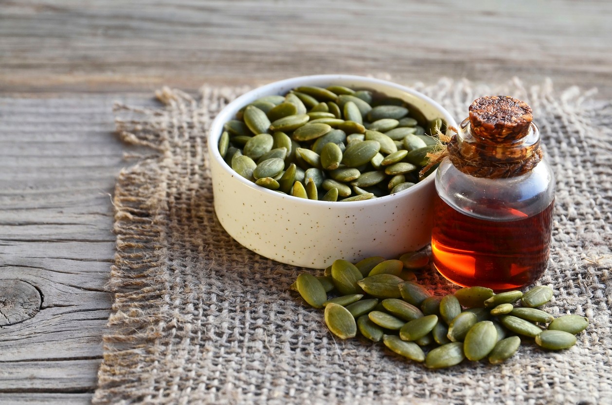 Tekvicový olej je koncentrovaný zdroj zdravých tukov, ktoré chránia srdce aj pečeň. 