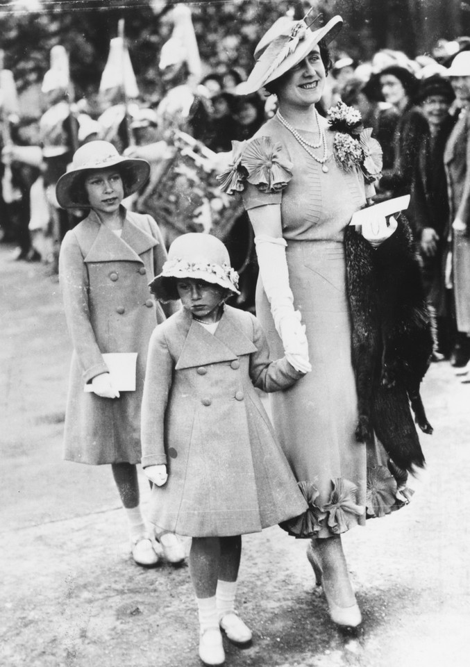 Księżniczka Elżbieta z mamą, z tyłu księżniczka Małgorzata