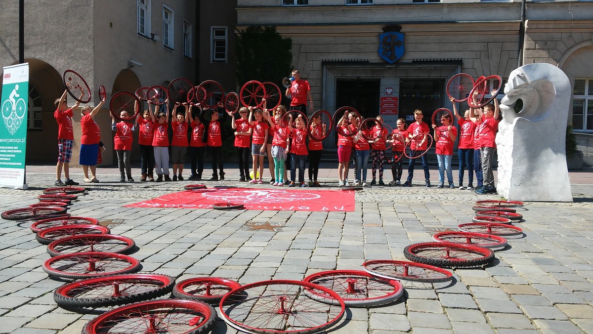 Do Opola dotarła wczoraj ogólnopolska akcja "Rower Pomaga". Jej główną ideą jest nakłanianie uczestników do jazdy na rowerze. Za przejechane kilometry Fundacja "Arka" przekazuje rowery dzieciom z domów dziecka lub świetlic. Dziś tuż przy ratuszu dzieci ze Szkoły Podstawowej nr 10 ułożyły wielkie serce z czerwonych kół.