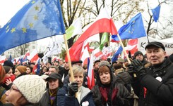 Marsz 'KOD Niepodległości' na ulicach Warszawy. Kijowski: Polska jest wszędzie tam, gdzie dziś świętują Polacy. ZDJĘCIA