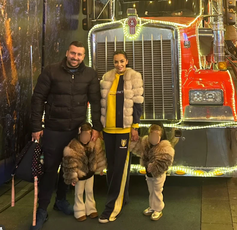 RIJALITI SRCOLOMAC UŽIVA U BRAKU SA ZGODNOM BRINETOM Obilaze manastire, a tek da im vidite ćerkice Milu i Mionu koje su dobili: Prizor iz doma oduševio sve