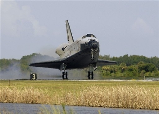 US SPACE SHUTTLE ENDEAVOUR - LANDING IN FLORIDA