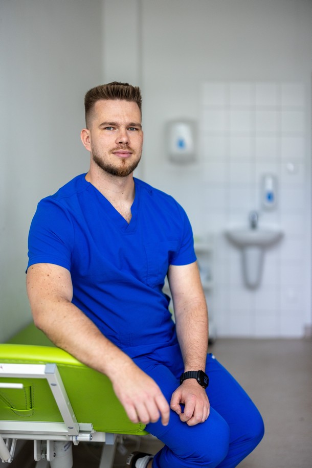 Na zdjęciu Szymon Zwięczak, pielęgniarz