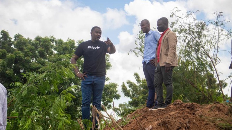 John Dumelo dredges gutter to save community from flooding in ...