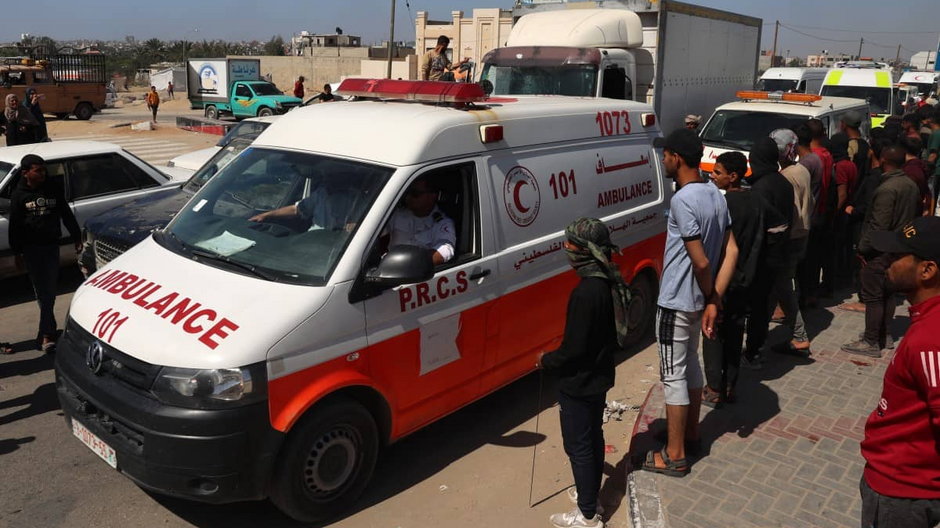 Ambulanse z ciałami zabitych na przejściu granicznym z Egiptem, 3 kwietnia 2024. Foto SAID KHATIB / AFP FOTO SAID KHATIB