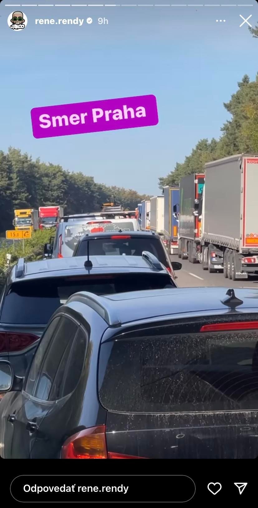 Plačkovej s manželom Reném sa na ceste do Prahy naskytol takýto pohľad.