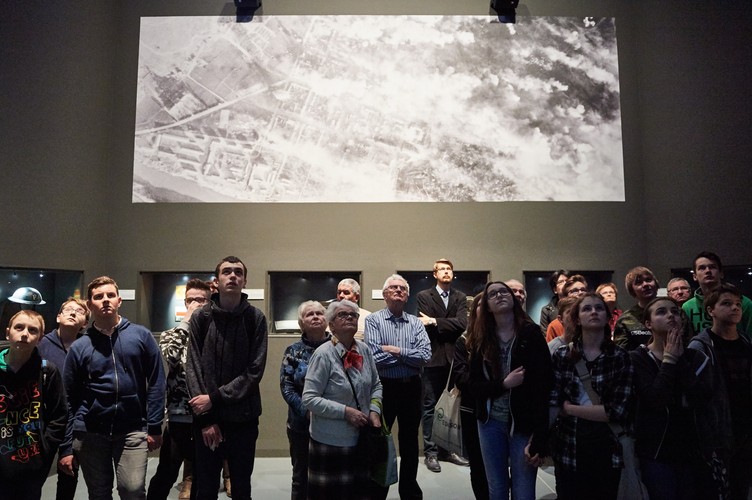 Muzeum II Wojny Światowej mieści się w historycznym centrum Gdańska, przy pl. Władysława Bartoszewskiego 1, w bardzo bliskim sąsiedztwie gdańskiego Muzeum Poczty Polskiej działającego w budynku, który 1 września 1939 r. był miejscem jednego z pierwszych starć zbrojnych II wojny światowej.