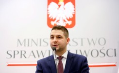 Żeby ścigać za 'polskie obozy', minister Jaki chce zmienić konstytucję. Platforma: Absurd