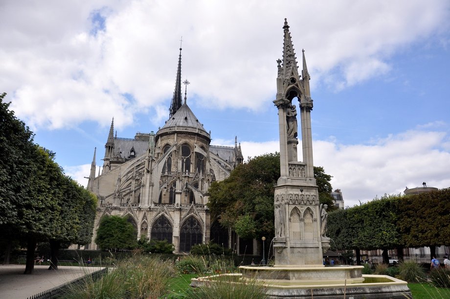 Notre-Dame zachwyca z każdej strony. Od frontu - pięknymi, choć nie bliźniaczymi wieżami. Od wschodu, ze skweru św. Jerzego - przyporami