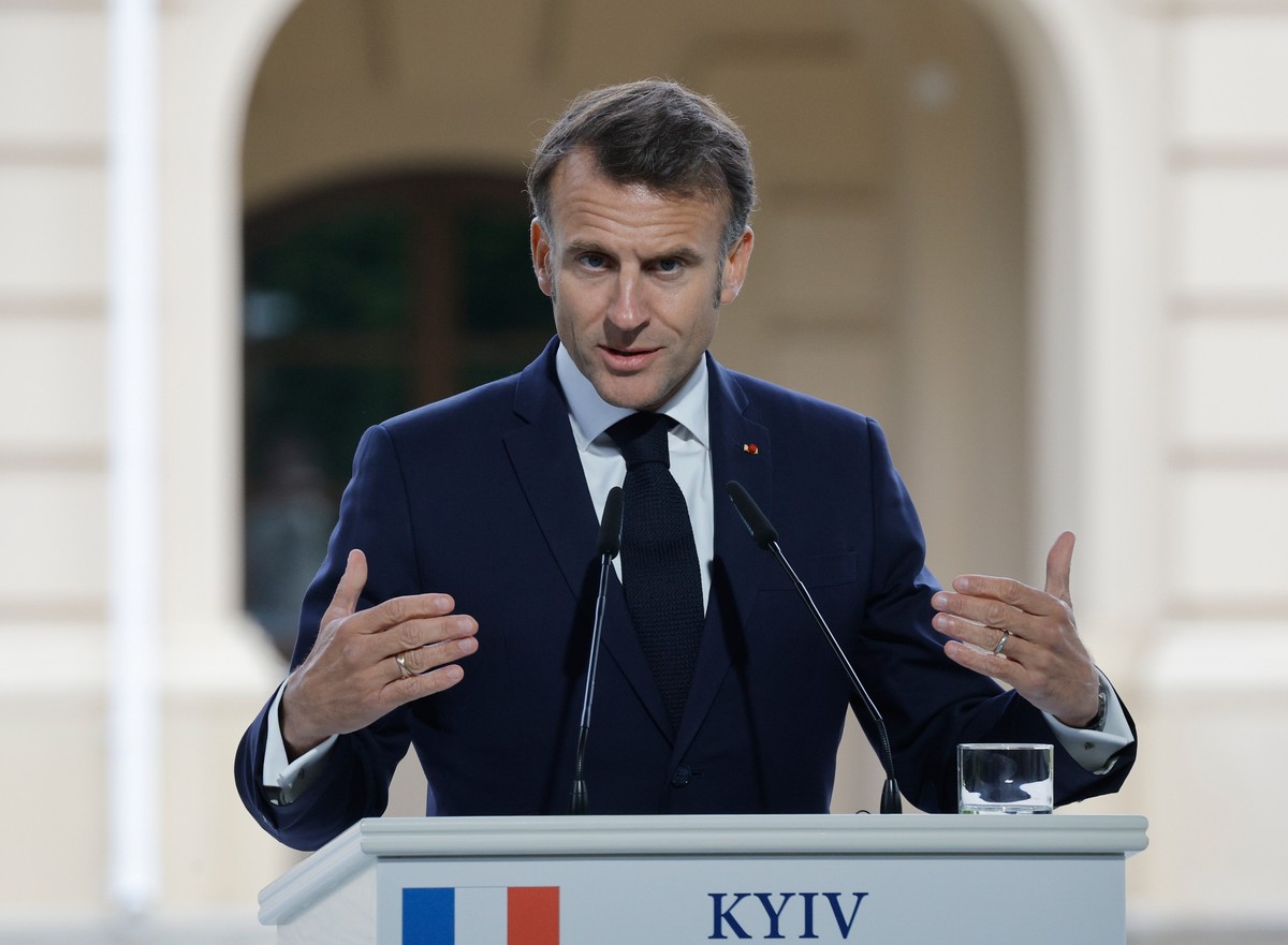 Pałac Elizejski zareagował na sugestie w mediach społecznościowych, dotyczące przedmiotu, który prezydent Emmanuel Macron zdejmował ze stołu w pociąg do Kijowa.