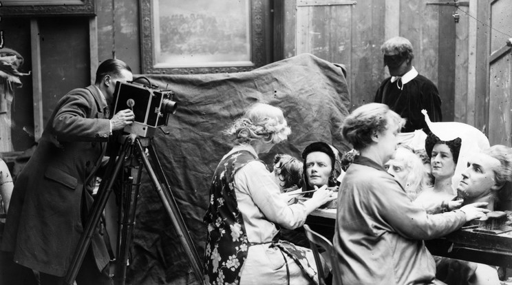 1928 márciusában egy operatőr filmezi, amint két alkalmazott viaszfejeket készít a Madame Tussaud-múzeum új kiállítására/ Fotó: Getty Images