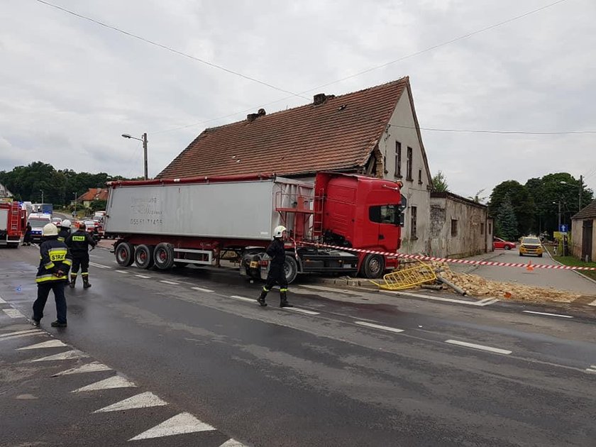 Ciężarówka wjechała w budynek. Zawiniła pszczoła