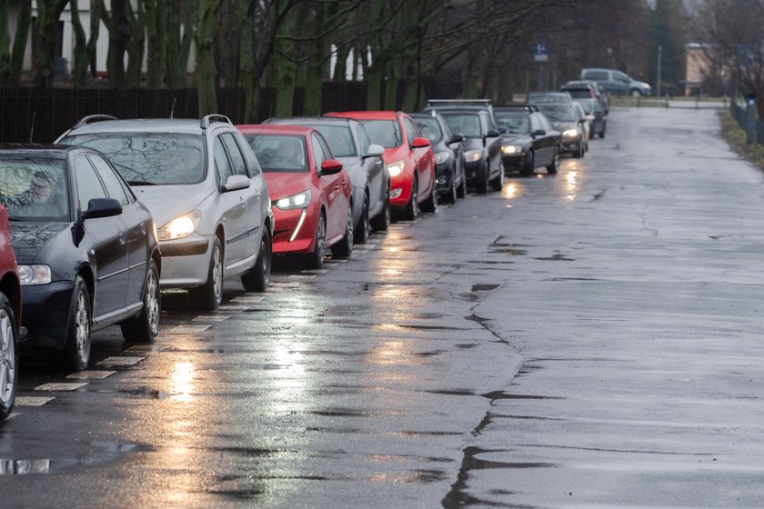 W Poznaniu 27 stycznia do centrum wymazowego przy lodowisku Chwiałka widać było sporą kolejkę, ale tempo badań było szybkie.