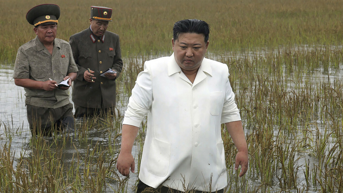 Rozjuszony Kim Dzong Un na inspekcji zalanych pól. Wskazał winowajcę