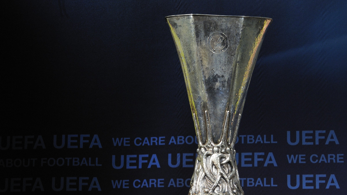 Trofeum Ligi Europy waży około 15 kilogramów, ma 65 centymetrów wysokości, 33 centymetry długości i 23 centymetry szerokości. To najcięższa, ze "słodkości" UEFA.
