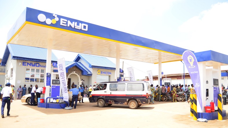 Enyo storms Akure and rewards indigenes with free fuel. (Enyo)
