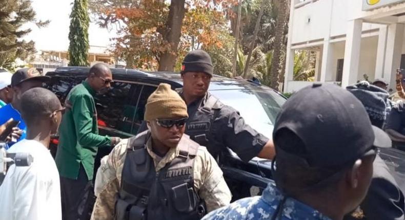 Gardes du corps d'Ousmane Sonko et son chef de protocole ( tenue de couleur verte)