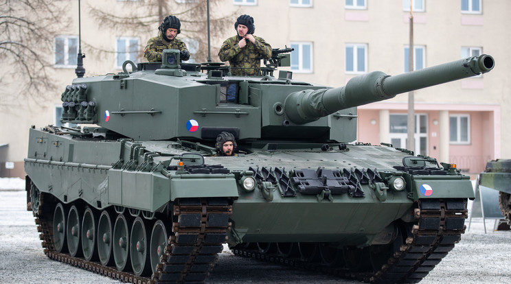 Cseh katonák egy Leopard 2A4 német tannkkal.  Egy teljes harckocsidandárhoz jut nemsokára az ukrán hadsereg .MTI/EPA/Vladimir Prycek