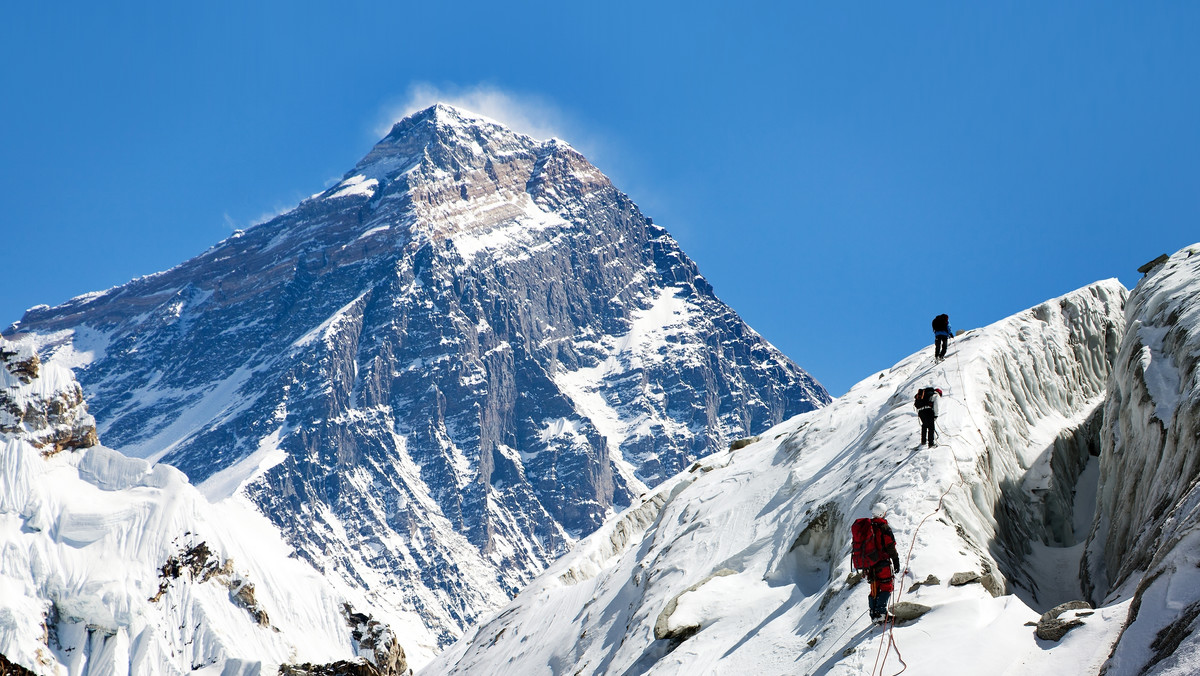 Rozpoczął się letni sezon wejść na najwyższą górę świata Everest (8848 m). Na jej wierzchołku stanęła już pierwsza grupa - ośmiu doświadczonych szerpańskich wspinaczy, zaś władze Nepalu poinformowały o rekordowej liczbie udzielonych na ten rok zezwoleń - 378.