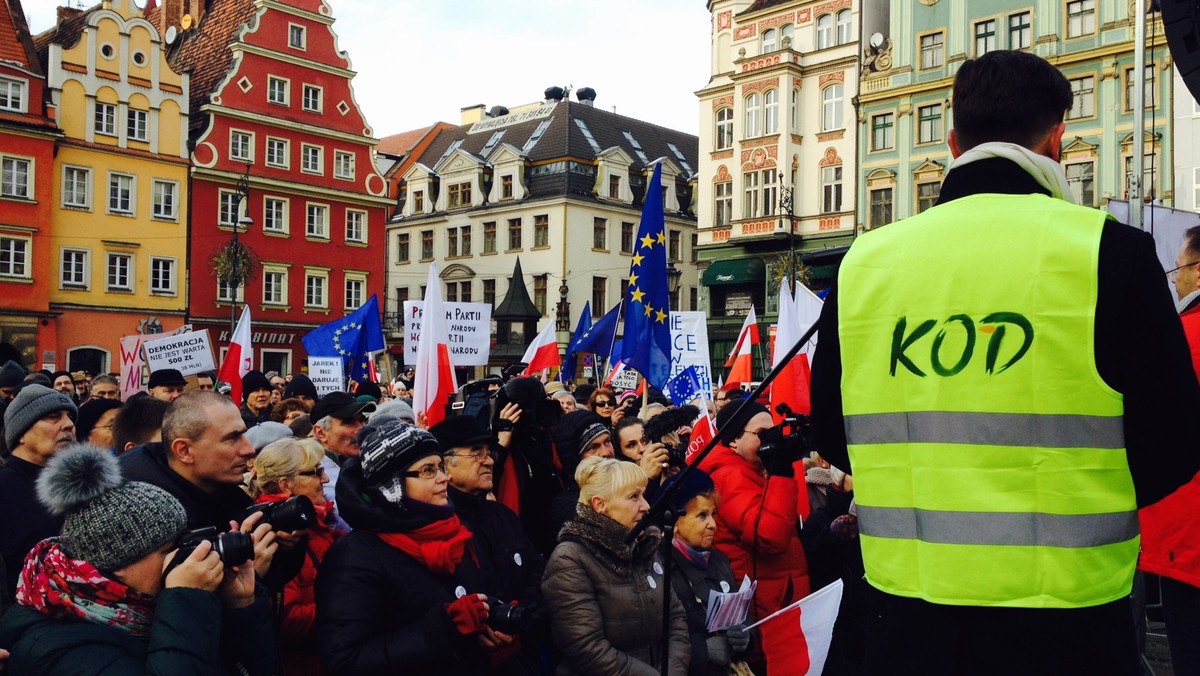 Punktualnie o godz. 14 we Wrocławiu, podobnie jak w wielu miastach Polski, zaczęła się kolejna manifestacja Komitetu Obrony Demokracji. Tym razem w obronie wolnych mediów.