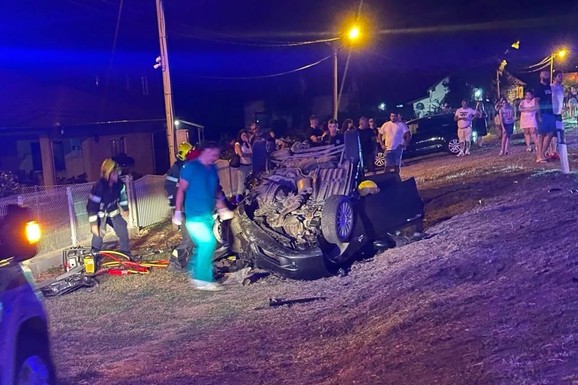 (FOTO) AUTOMOBIL RAZLUPAN, PREVRNUT NA KROV Teška saobraćajka na Ibarskoj: Strahuje se da ima poginulih