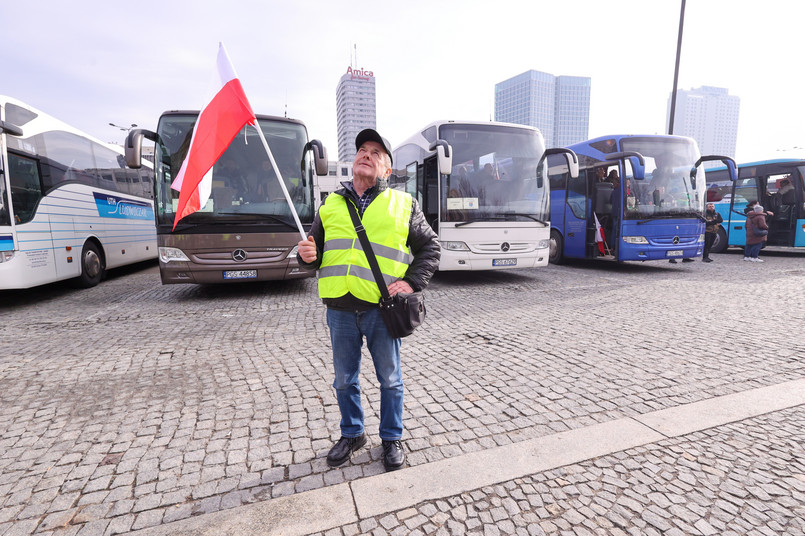 Rolnicy zbierają się na Placu Defilad w Warszawie, przed protestem "Gwiaździsty Marsz na Warszawę"