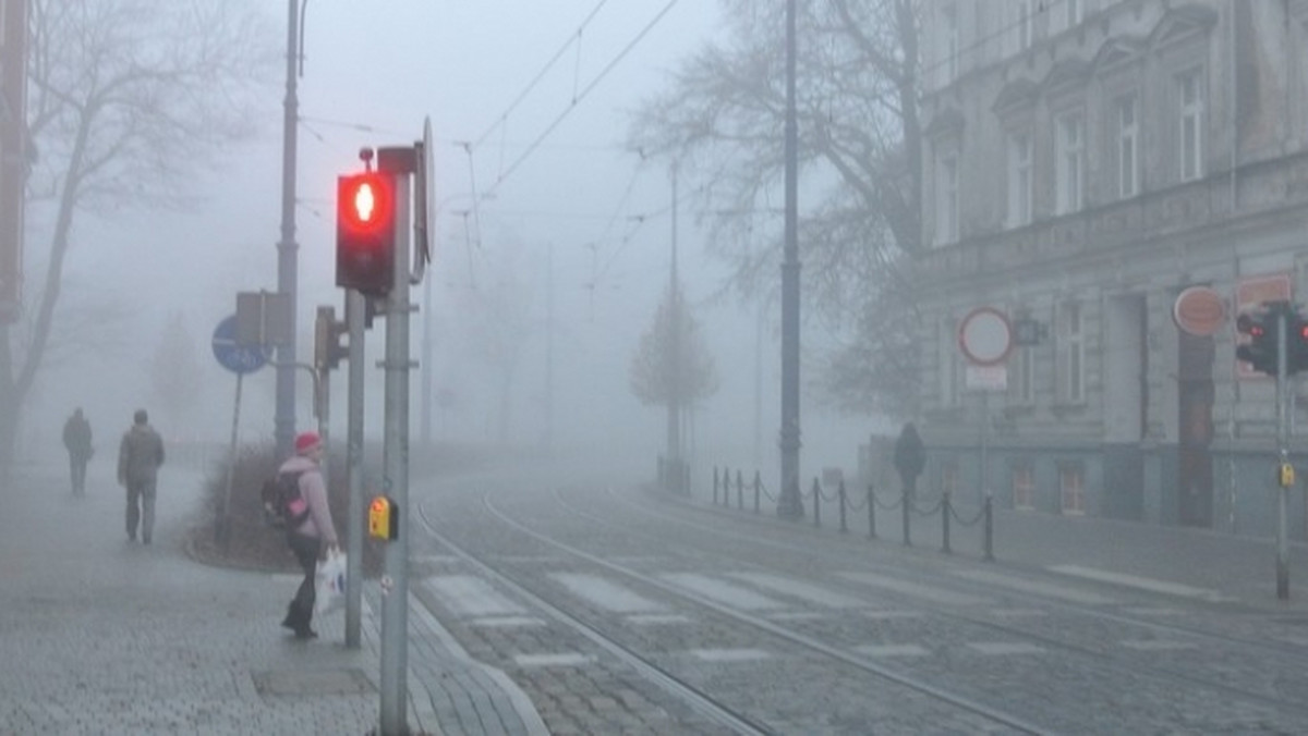 Nie dość, że korki to jeszcze mgły - trudno się jeździ po Poznaniu. Na szczęście większość kierowców zachowuje ostrożność. Do tego na skrzyżowaniu ulic Serbska i Wilczak nie działa sygnalizacja świetlna.