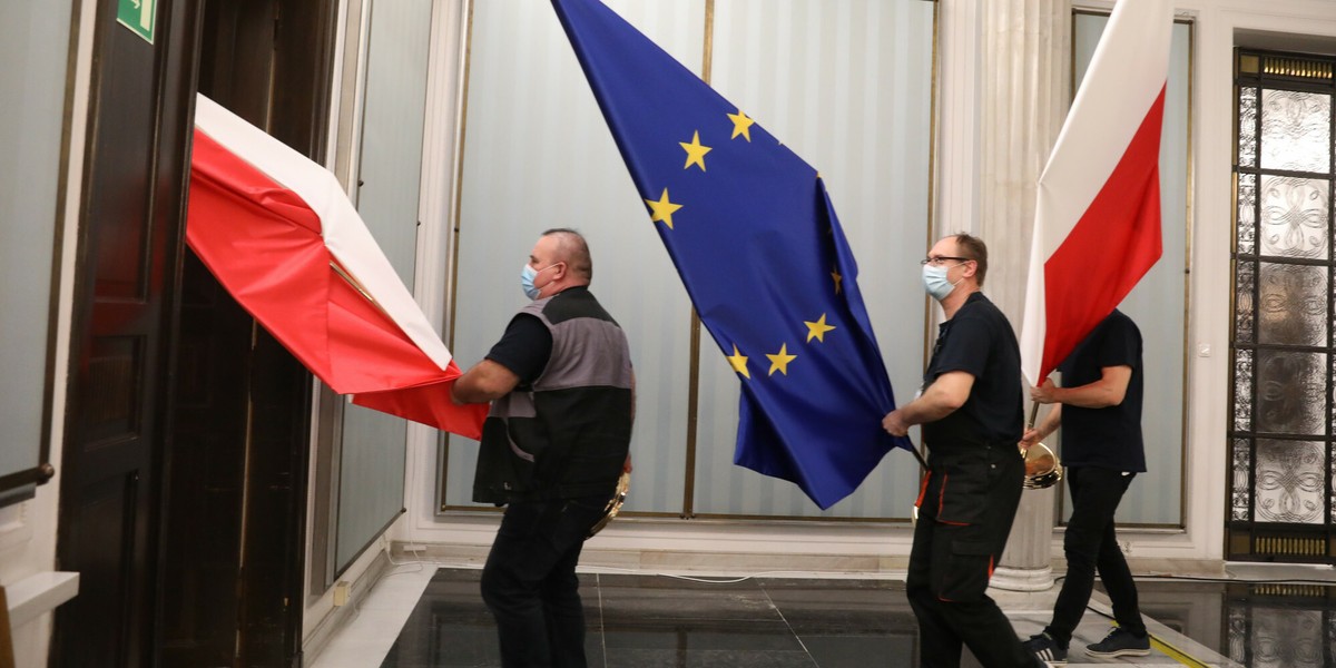 Przenoszenie flag Polski i Unii Europejskiej w budynku Sejmu w Warszawie