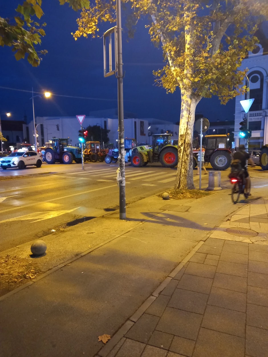 traktori blokirali Jevrejsku