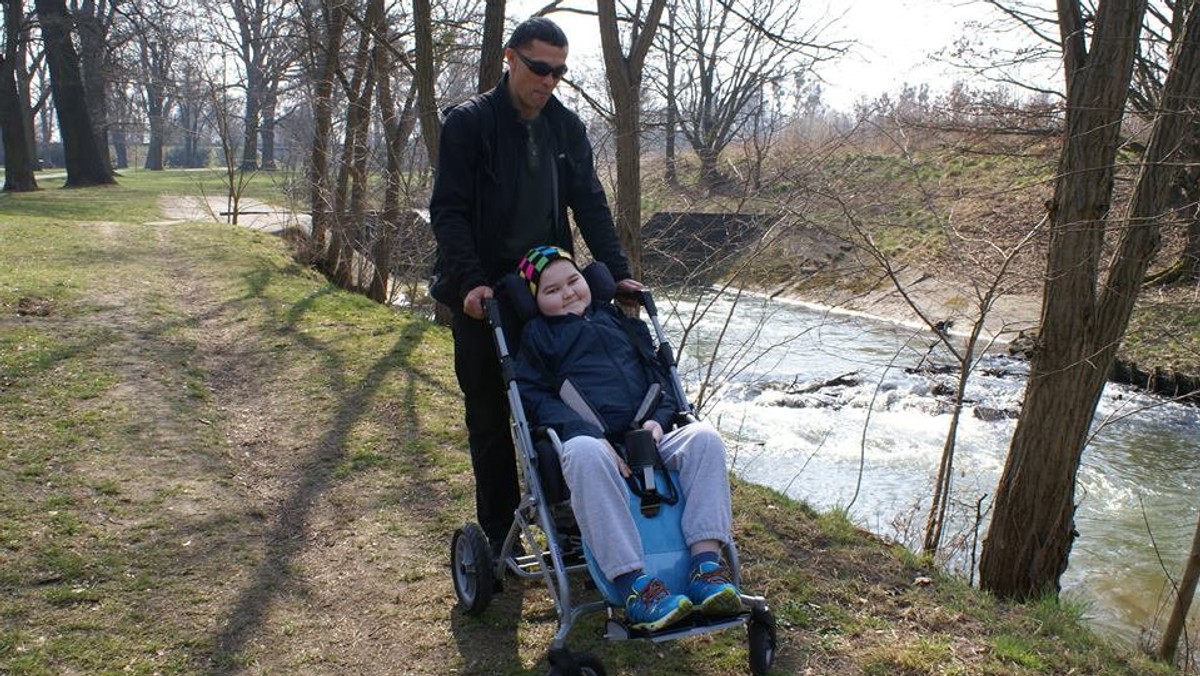 Dla państwa Żurawskich z Wrocławia każdy dzień jest walką o życie syna. 13-letni Maciek choruje na glejaka kręgosłupa. Rak dał już przerzuty do mózgu. Znajomi i przyjaciele po raz drugi postanowili zorganizować dla chłopca festyn, żeby choć trochę pomóc Maćkowi i jego rodzicom w tej nierównej walce.