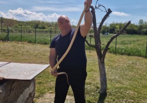 Vladica izvukao zmiju iz bunara koja je duža i od njega