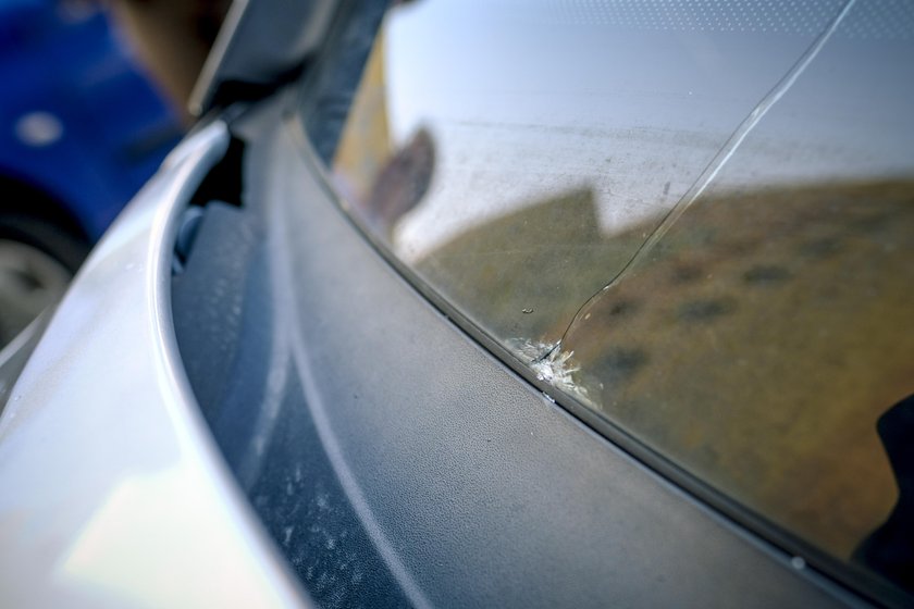 Nastolatki zniszczyły mu auto! Doprowadził je na policję, szkody naprawić nie może!