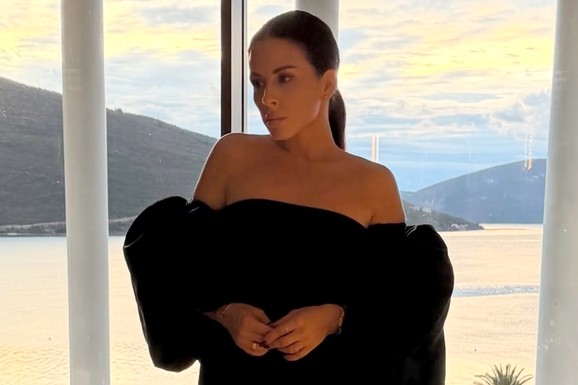 VILA SA BAZENOM KOJA SE NALAZI NA SAMOJ PLAŽI Ana Sević sa porodicom otišla iz Srbije, pa slikala kakvo je iznenađenje sačekalo: Sve pršti od luksuza (Foto)