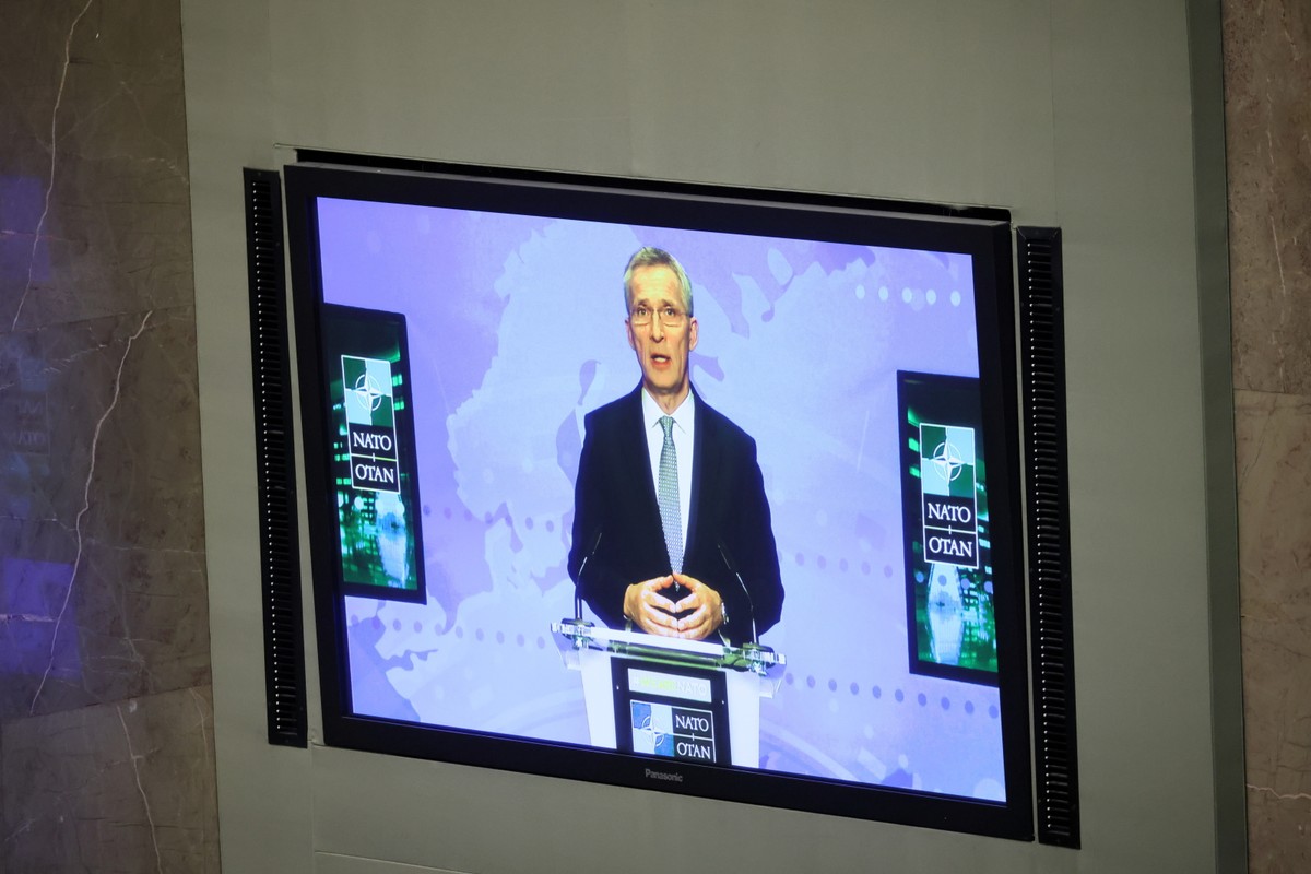 Sekretarz generalny NATO Jens Stoltenberg (na ekranie) podczas uroczystego zgromadzenia posłów i senatorów na sali plenarnej Sejmu w Warszawie