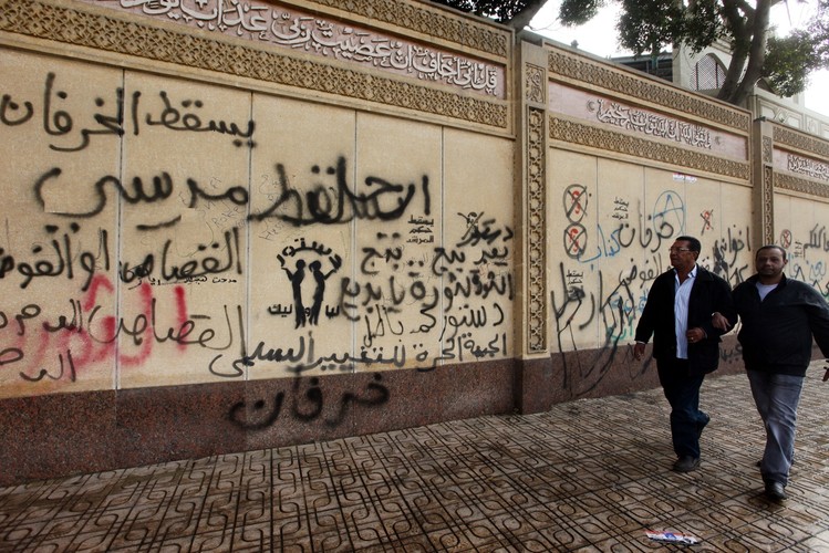 Zamieszki na ulicach Kairu. Naprzeciwko siebie zwolennicy i przeciwnicy prezydenta