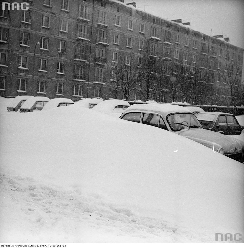 Zima stulecia w Warszawie. Zaspa śnieżna i zasypane samochody na parkingu, 1979 rok.